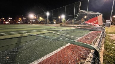 Fırtına ağaçlar ve çöp konteynerlerini devirdi, araçlara zarar verdi