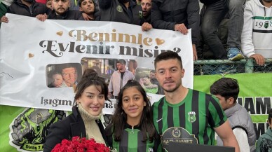 Futbolcudan sevgilisine sürpriz teklif