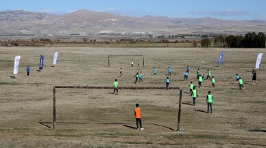 Gazozuna maç organizasyonlarıyla çocukları spora yönlendiriyorlar