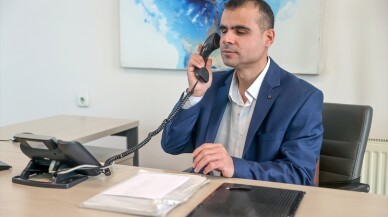 Görme engelli santral görevlisi üniversitenin telefon trafiğini yönetiyor