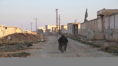 Halep'in dış mahallelerinde rejim karşıtı silahlı gruplar ile rejim güçleri çatışıyor