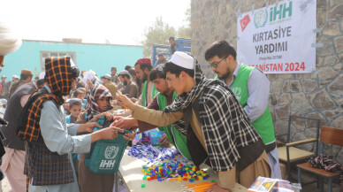 İHH'dan Afganistan'da 5 bin öğrenciye kırtasiye seti