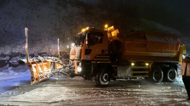 Ilgaz Dağı geçidinde kar yağışı nedeniyle yol ulaşıma kapandı