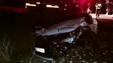 Isparta'da yük treninin çarptığı otomobilin sürücüsü yaralandı