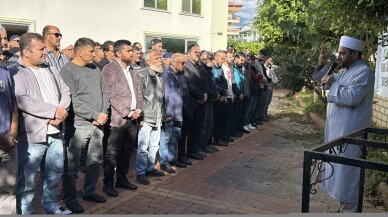 İsrail'in saldırısında ölen Filistinliler için Alanya'da gıyabi cenaze namazı kılındı