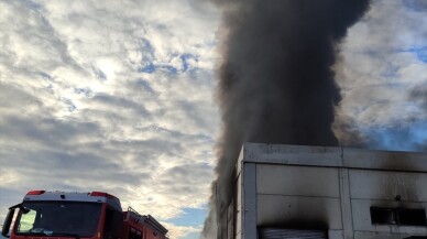 İzmir'de plastik kasa üretimi yapan fabrikada yangın çıktı