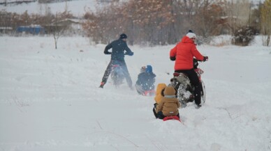 Kar tatilindeki çocuklar kros motoru ile kızak keyfi yaşadı