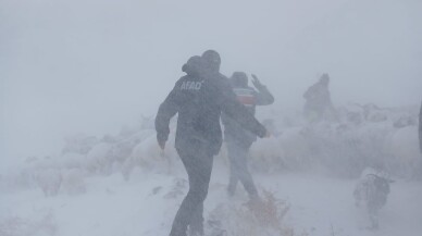 Kar ve tipide mahsur kalan çoban ve hayvanları kurtarıldı