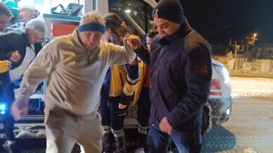 Kar yağışı nedeniyle yolda mahsur kalan 27 kişi kurtarıldı