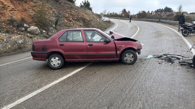 Karabük'te 2 otomobilin çarpıştığı kazada 8 kişi yaralandı
