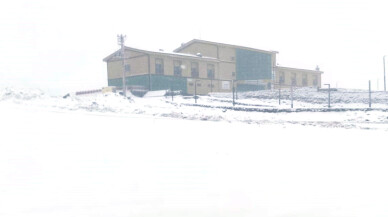 Karacadağ Kayak Merkezi'ne mevsimin ilk karı yağdı