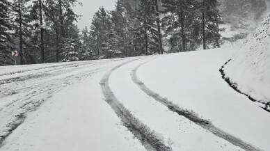 Karda mahsur kalan otomobildeki 2'si çocuk 5 kişi kurtarıldı