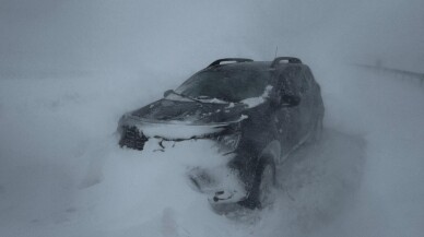 Kayseri-Sivas kara yolu yoğun kar nedeniyle ulaşıma kapandı