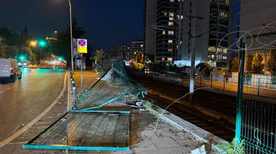 Kontrolden çıkan otomobil Marmaray hattının duvarında asılı kaldı