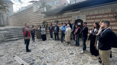 Kosovalı öğrenciler İstanbul'da vakıf eserlerini gezdi