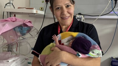 Kuvözdeki minik bebeklere anne şefkatiyle yaklaşıyorlar