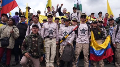 Meydanlara inen yüzlerce kişi hükümeti protesto etti