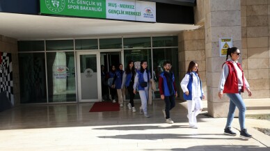 Muş'ta gençler mutluluk yolculuğuyla 11 bin 650 çocuğa ulaştı