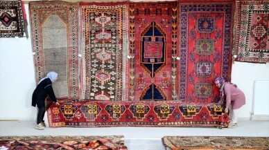 Müzede sergilenen halı ve kilimler özenle korunuyor