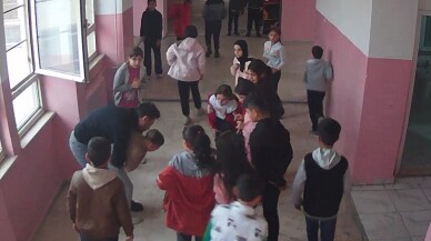 Nefes borusuna şeker kaçan öğrencisini Heimlich manevrasıyla kurtardı