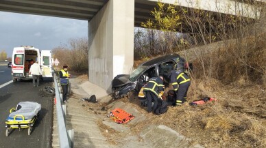 Otomobiliyle üst geçidin ayağına çarpan futbolcu yaralandı