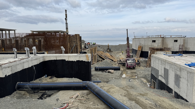 Rize'de inşaatta kalıp boşluğuna düşen işçi kurtarıldı