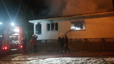 Sakarya'da yangın çıkan tek katlı ev kullanılamaz hale geldi