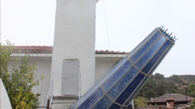 Şiddetli rüzgar cami minaresinin külahını devirdi