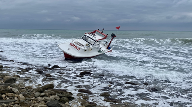 Sinop'ta balıkçı teknesi karaya oturdu