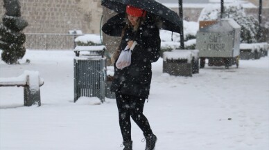 Sivas'ta kar ve tipi nedeniyle 645 köy yolu ulaşıma kapandı