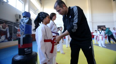 Tekvando antrenörü polisler, çocukların başarısı için mesai yapıyor