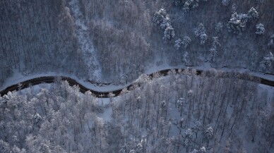 Uludağ yamaçlarının kıvrımlı yolları beyaza büründü