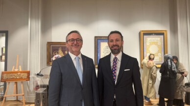 Usta ve genç sanatçıların hüsnühat sergisi Beyoğlu'nda açıldı