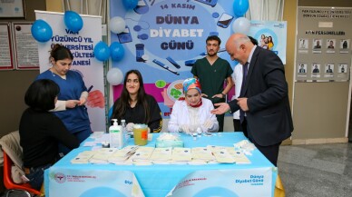 Van'da akademisyenler ve öğrenciler fidan dikti