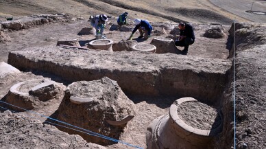 Van'da Urartu ambarında çivi yazılı 42 pithos bulundu