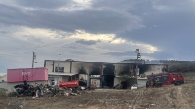 Yanan mobilya imalathanesinde soğutma çalışması sürüyor