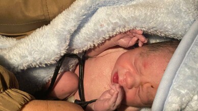 Yolda mahsur kalan kadın, jandarma aracında doğum yaptı