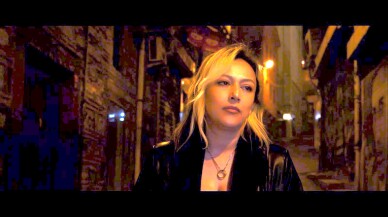 Elektronik pop tarzıyla zirveye gidiyor