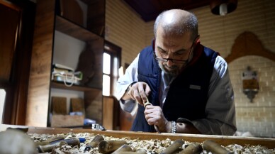 46 yılını verdiği ahşap oyma sanatını sürdürüyor