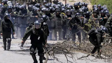 Bolivya'da kışlaya saldırı: 200'ü aşkın asker rehin alındı