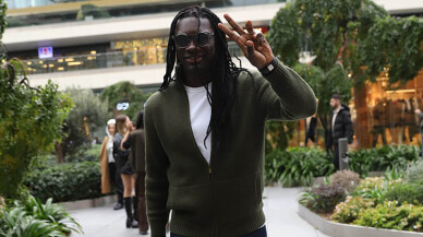 Bafetimbi Gomis ayağının tozuyla alışverişte