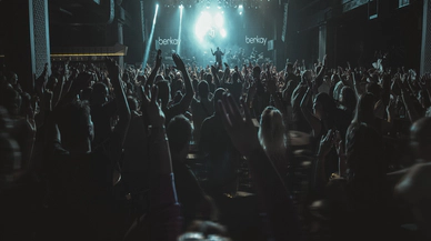 Berkay hem sahnede hem ekranda