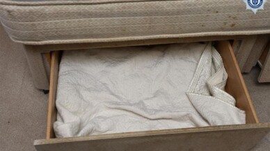 Cani anne! Üç yaşındaki çocuğunu çekmeceye kilitledi!