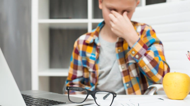 Küçük çocuklarda göz kuruluğu şikayeti artıyor