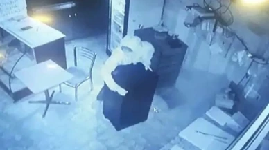 İzmir'de iş yerinden çelik kasa çalınması güvenlik kamerasında