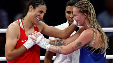 Dünyanın gözü önünde kadınlara şiddet uyguladı!