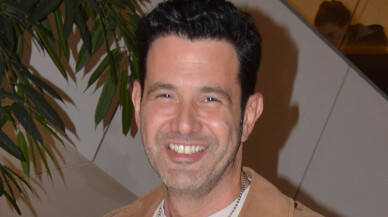 Yakışıklı oyuncu alışverişte dikkat çekti