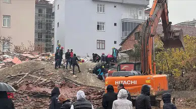 Malatya'da ağır hasarlı bina yıkılırken iş makinesinin üzerine devrildi