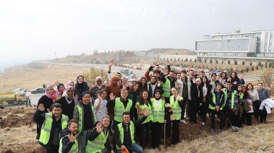 Milli Ağaçlandırma Günü’nde üniversiteli gençler fidanları toprakla buluşturdu
