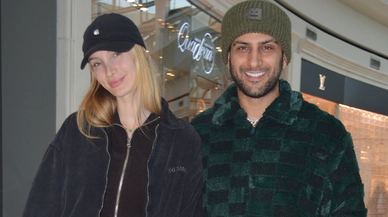 Çiçeği burnunda çift alışveriş keyfinde